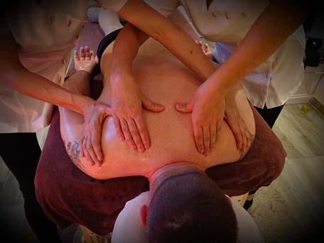 massage-a-4-mains En août 2019 j’ai rencontré Delphine alors que l’on allait travailler toutes les deux au même endroit. Nous nous sommes tout de suite « connectées ». Et pour cause ! Nous avons le même amour de notre travail et la même vision des choses dans le domaine du bien-être. En septembre, après plusieurs séances ensemble, nos esprits se sont rencontrés sur une idée commune : le massage à 4 mains. à Anduze
